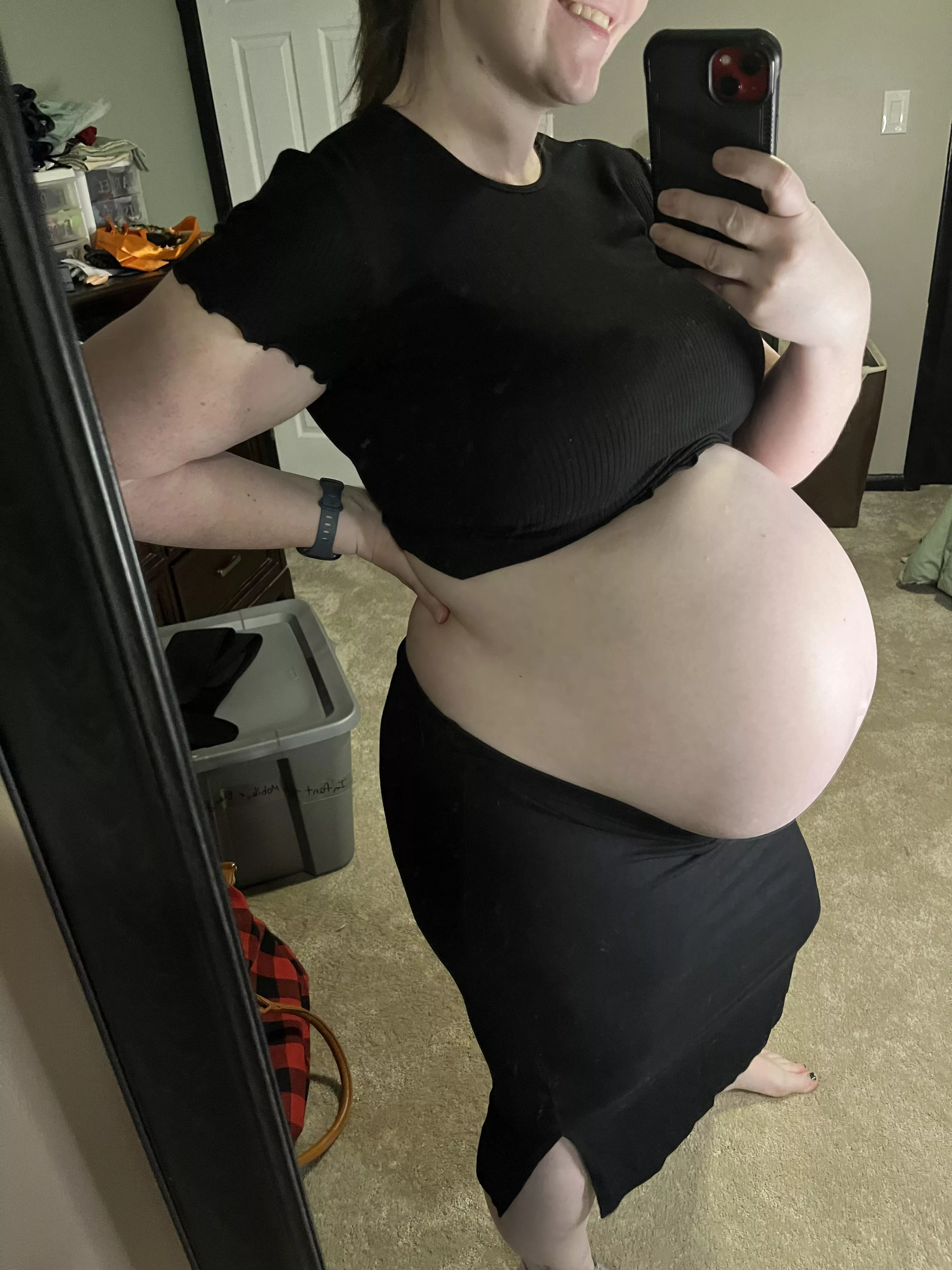 Crop top and skirt really show off my pregnant belly well ;)