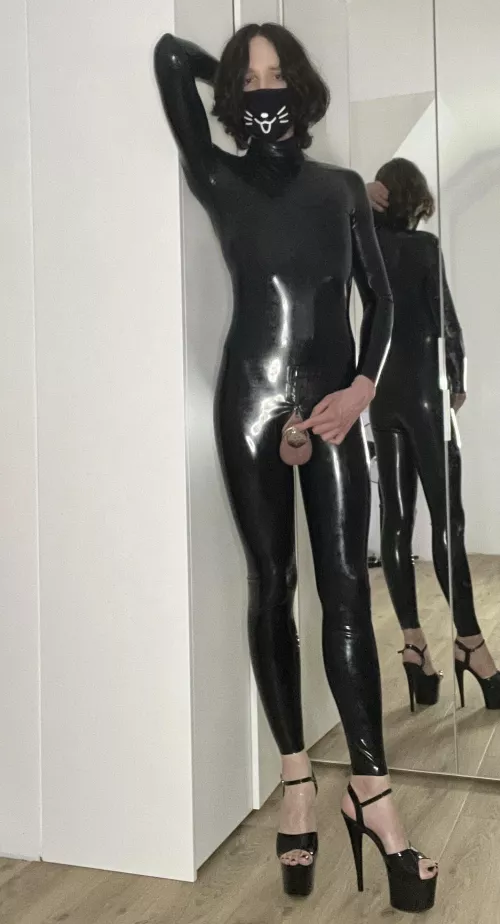 Day 17/145 being 🔒 Anyone likes sissys in Latex Catsuits and flat cages? 😍