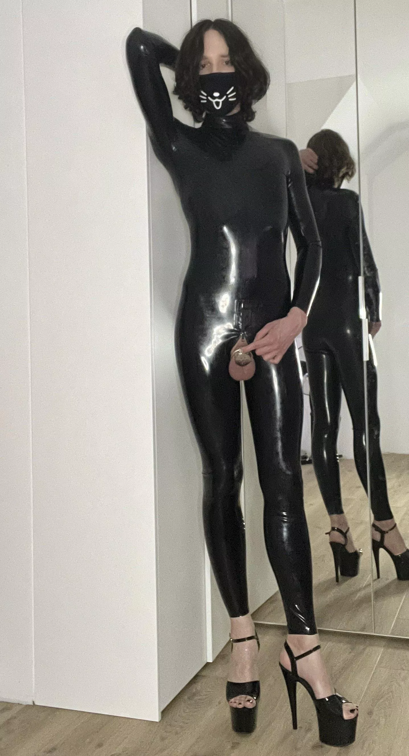 Day 17/145 being 🔒 Anyone likes sissys in Latex Catsuits and flat cages? 😍