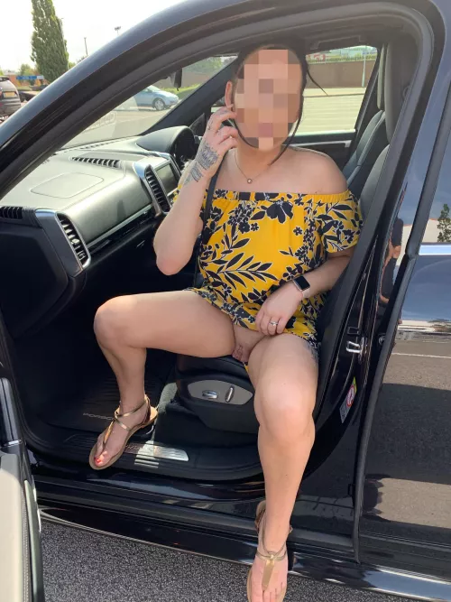 Do you like my new dress? 🖤