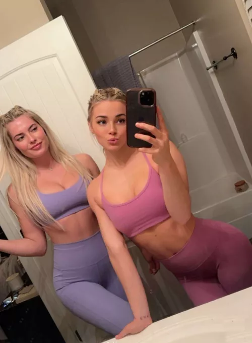 Hannah(L) or Livvy(R)