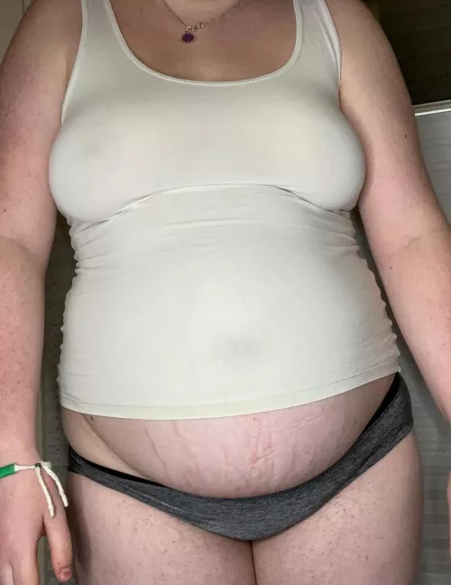 i love how you can tell how much my belly protrudes even when im facing forward 🤭