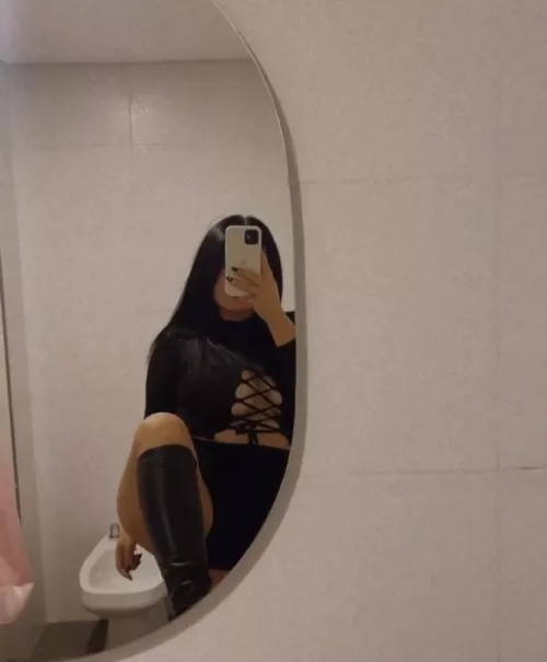 i love total black in boots 