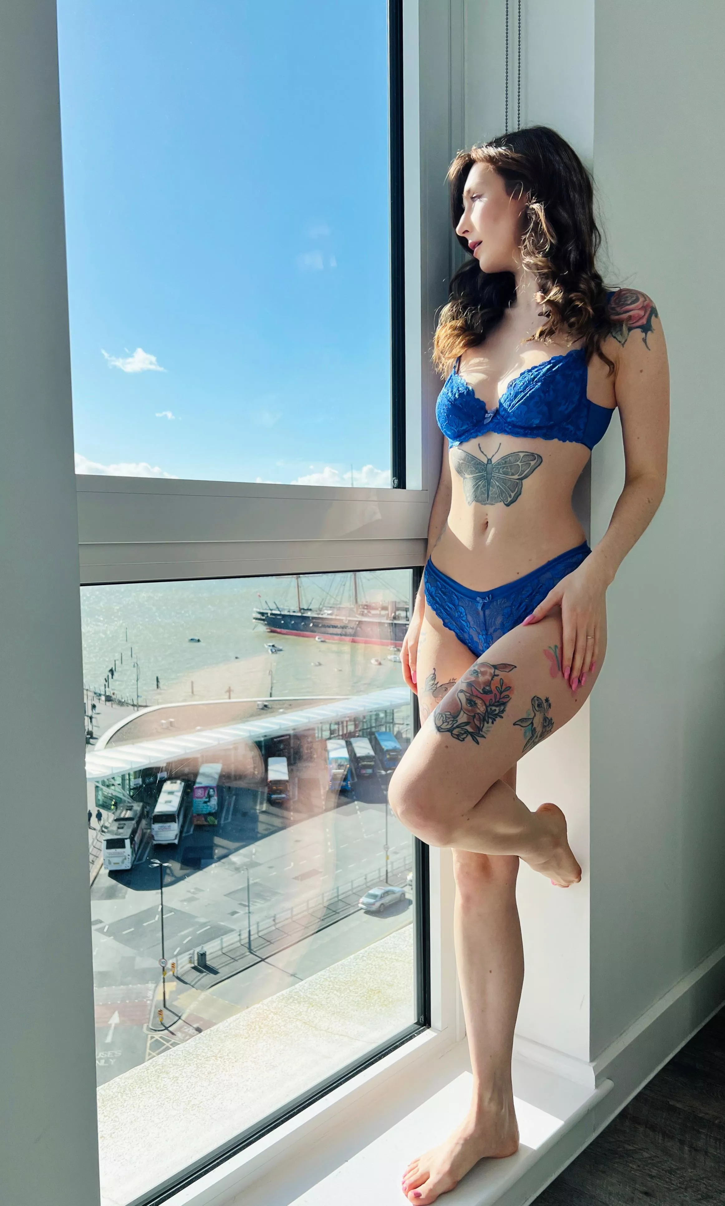 Ignore the buses you should be looking at me 