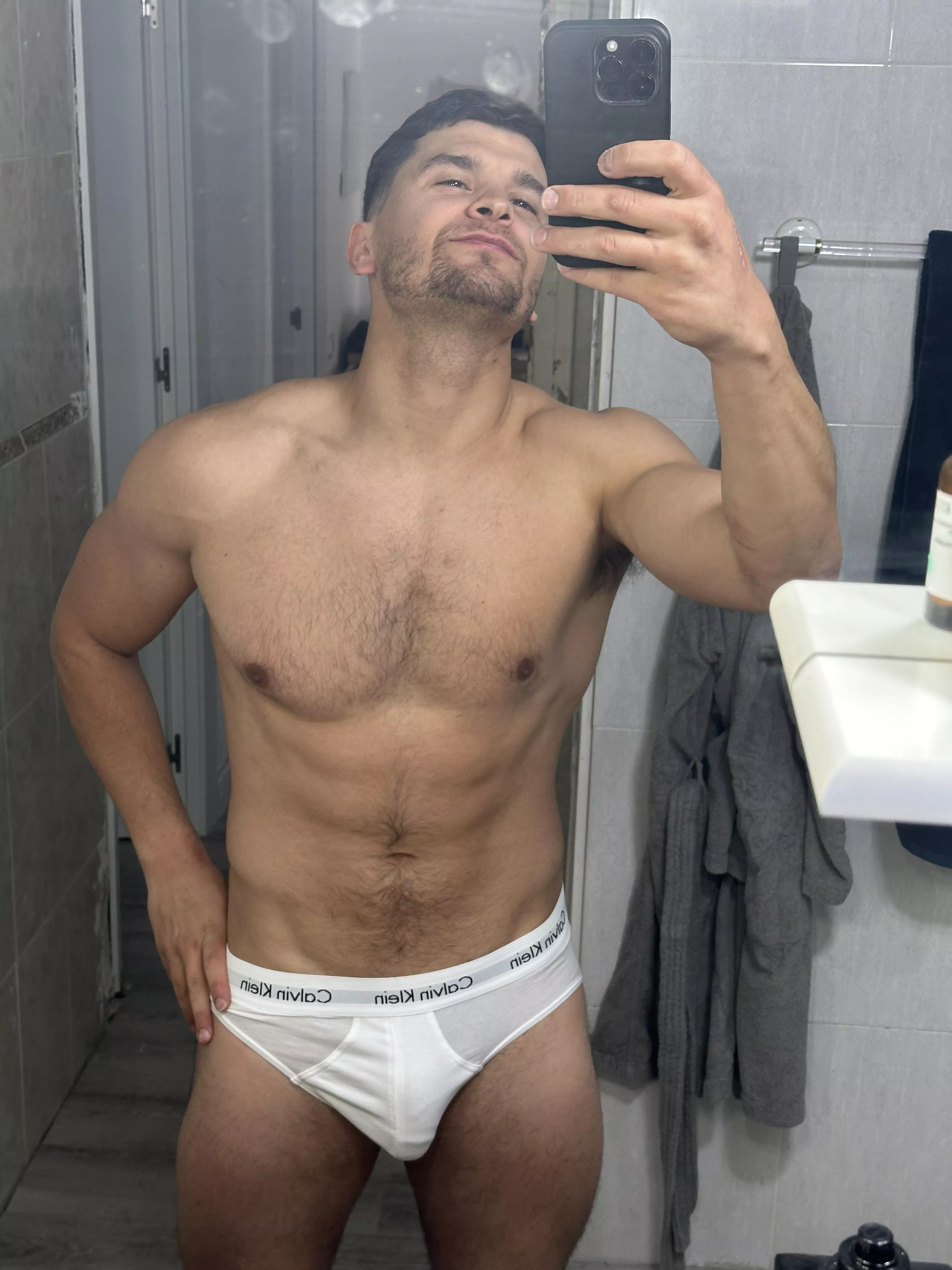 I’m 26 6ft 200lbs would definitely use you and spank your ass😈