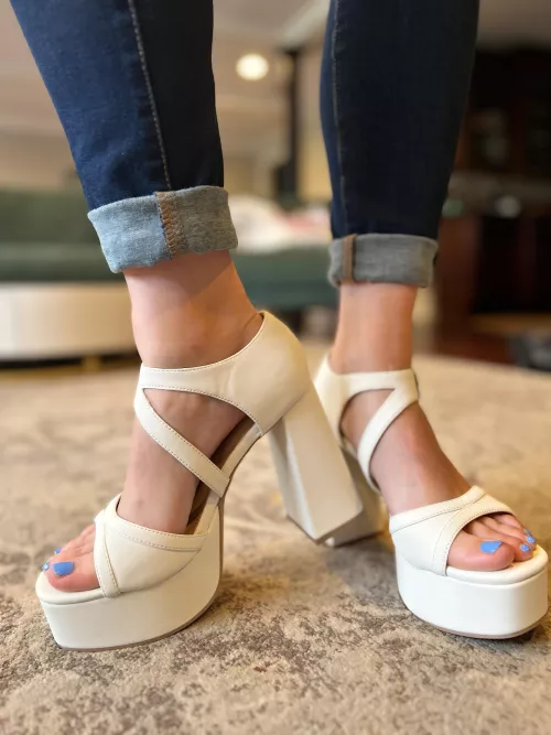 I’m already so tall but I just can’t resist these platforms 