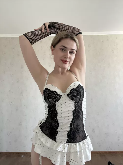 I’m curious which do guys prefer, a bit sweaty or fresh armpits?