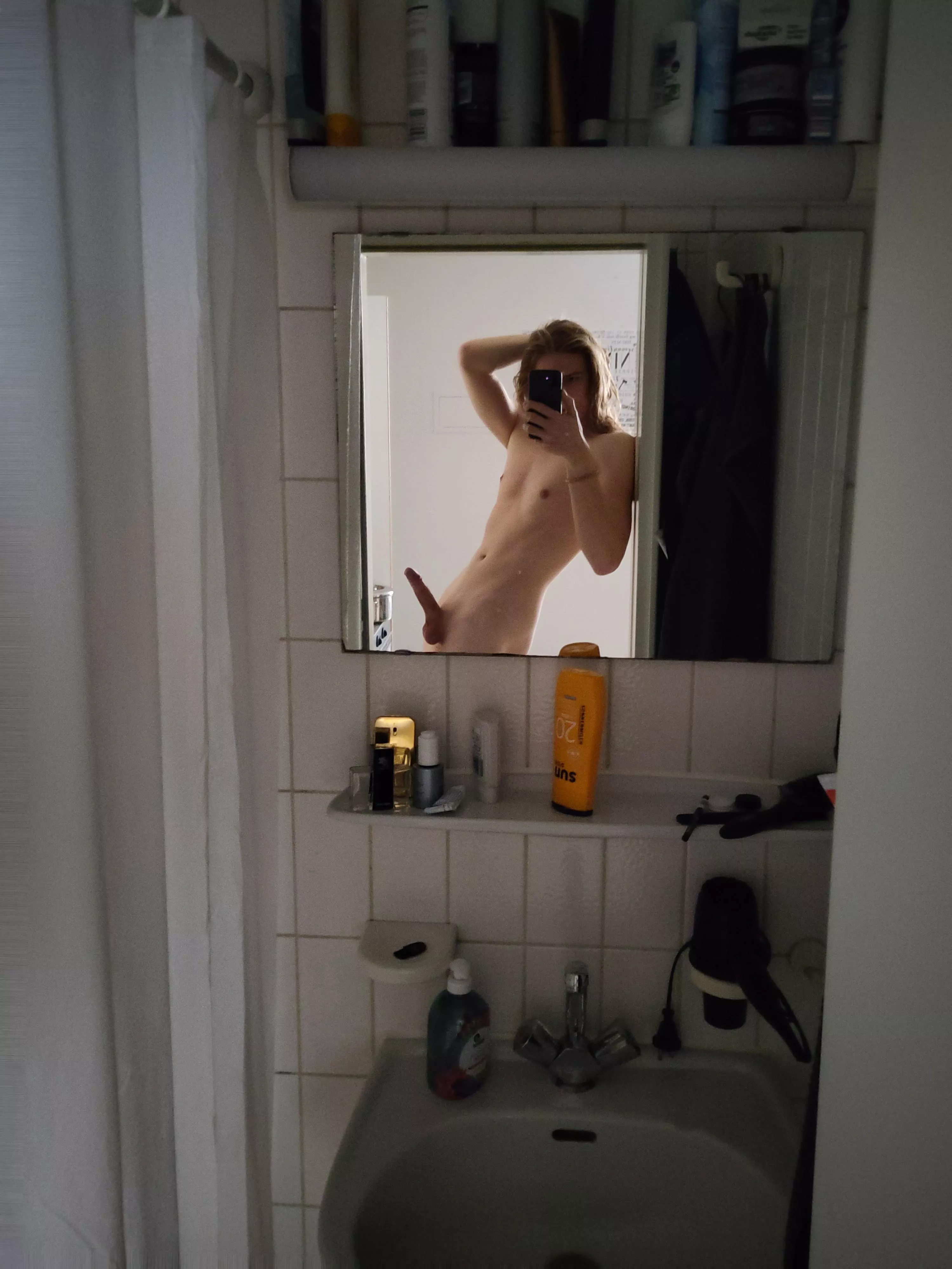 Imagen you suddenly see me in the mirror behind you. What would you do?