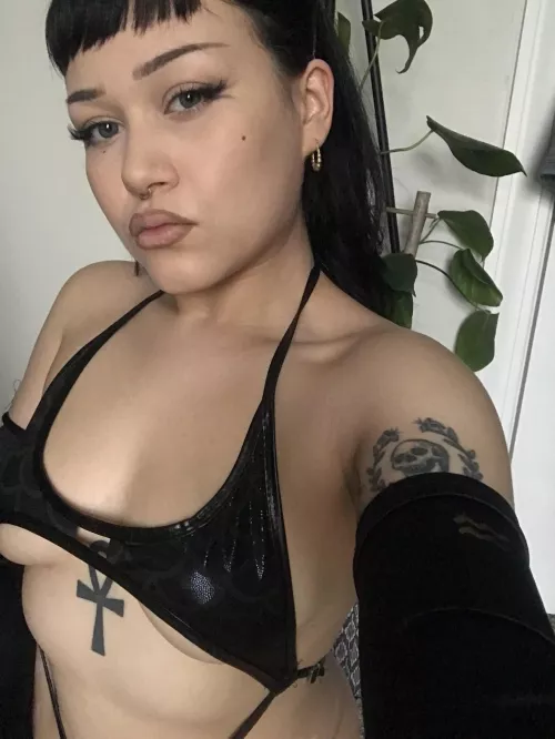 Leather and underboob 