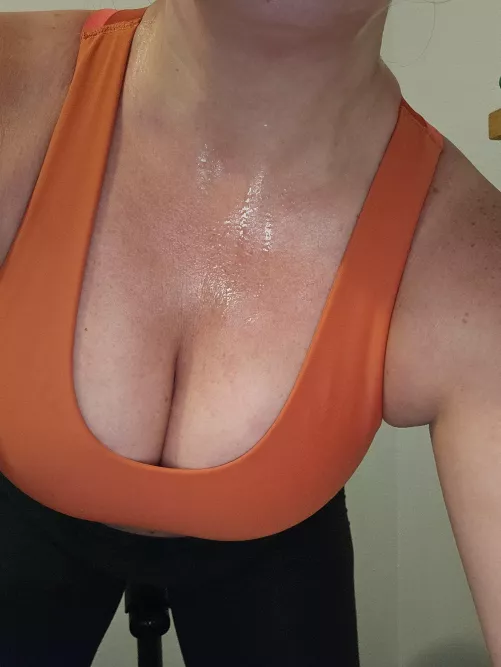 Saturday sweat 🥵💦 (f)