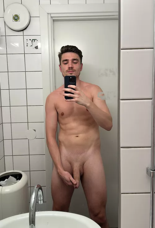 Should I do this in the locker room next time instead of the gyms toilet? 🤭