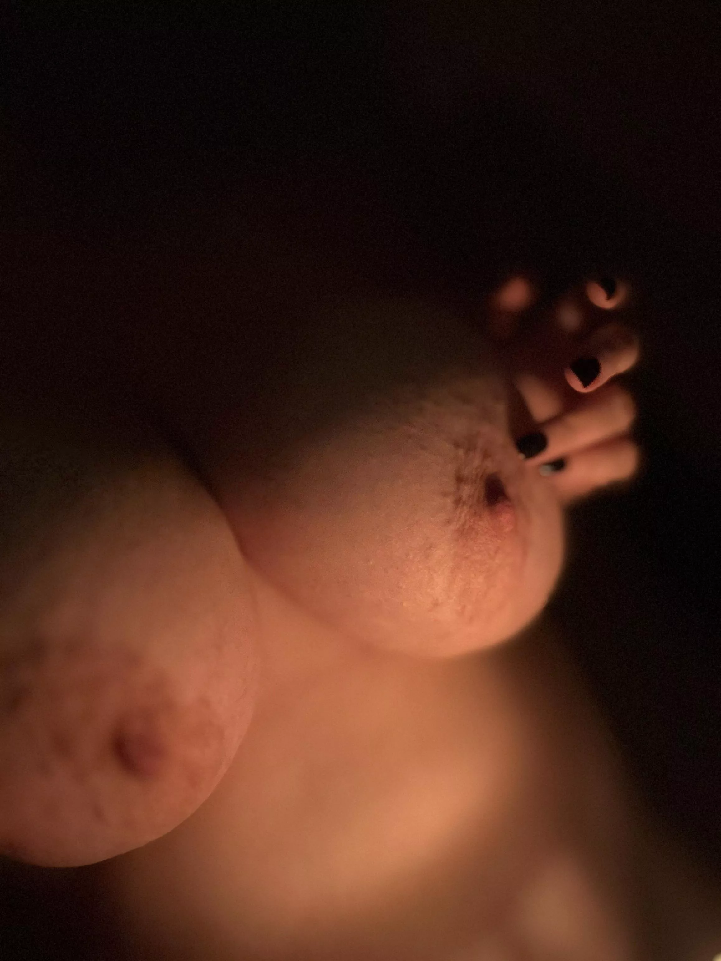 Soft skin with soft candlelight bouncing off it, just perfection 🖤