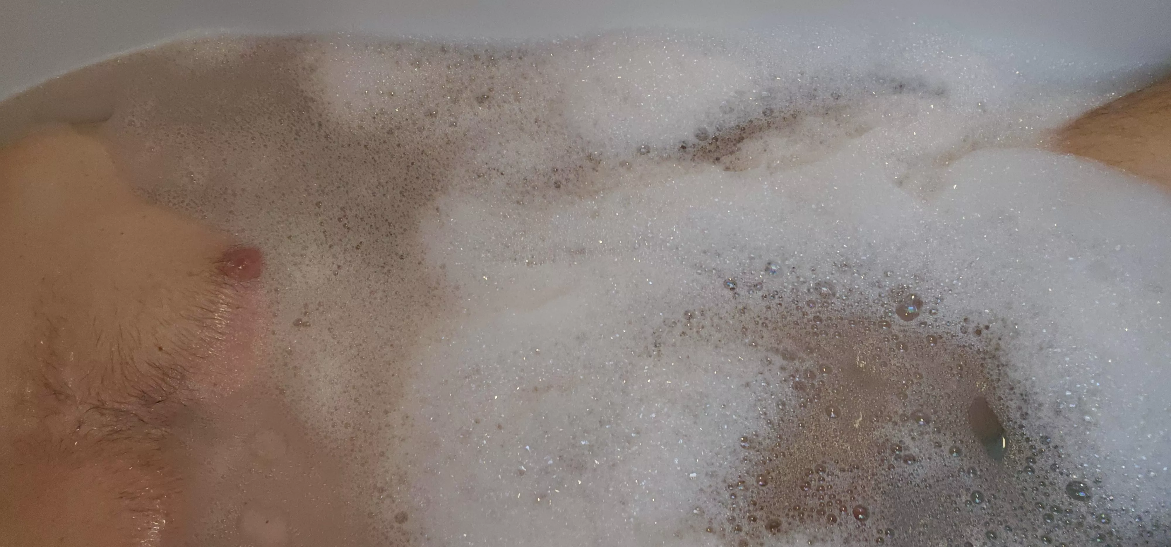 Time to relax before heading out with the GF, finally some alone time together ☺️