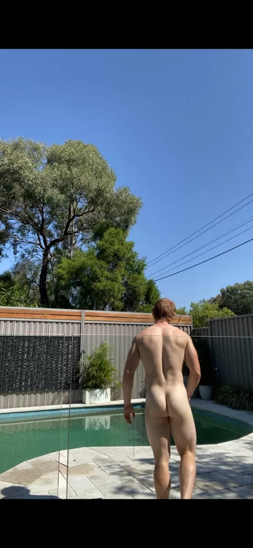 Who wants to come skinny dipping? 😏