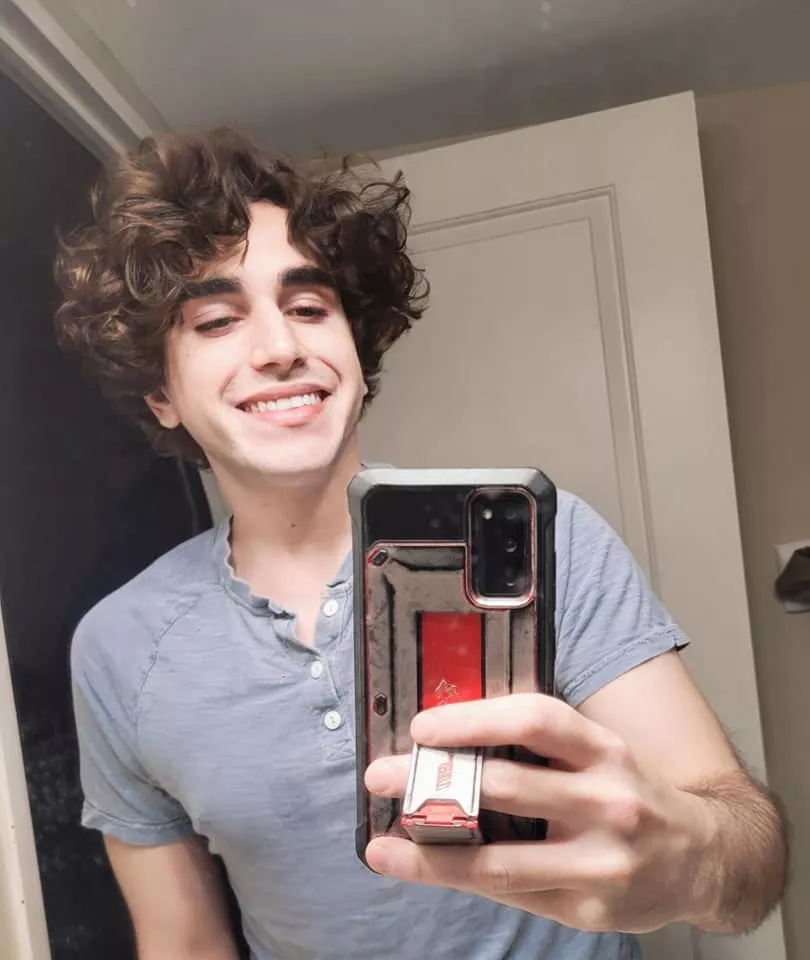 All my friends are out drinking but i chose to stay home to study... i guess this is what responsibility kinda feels like LOL. But dont think i wont be gaming later!