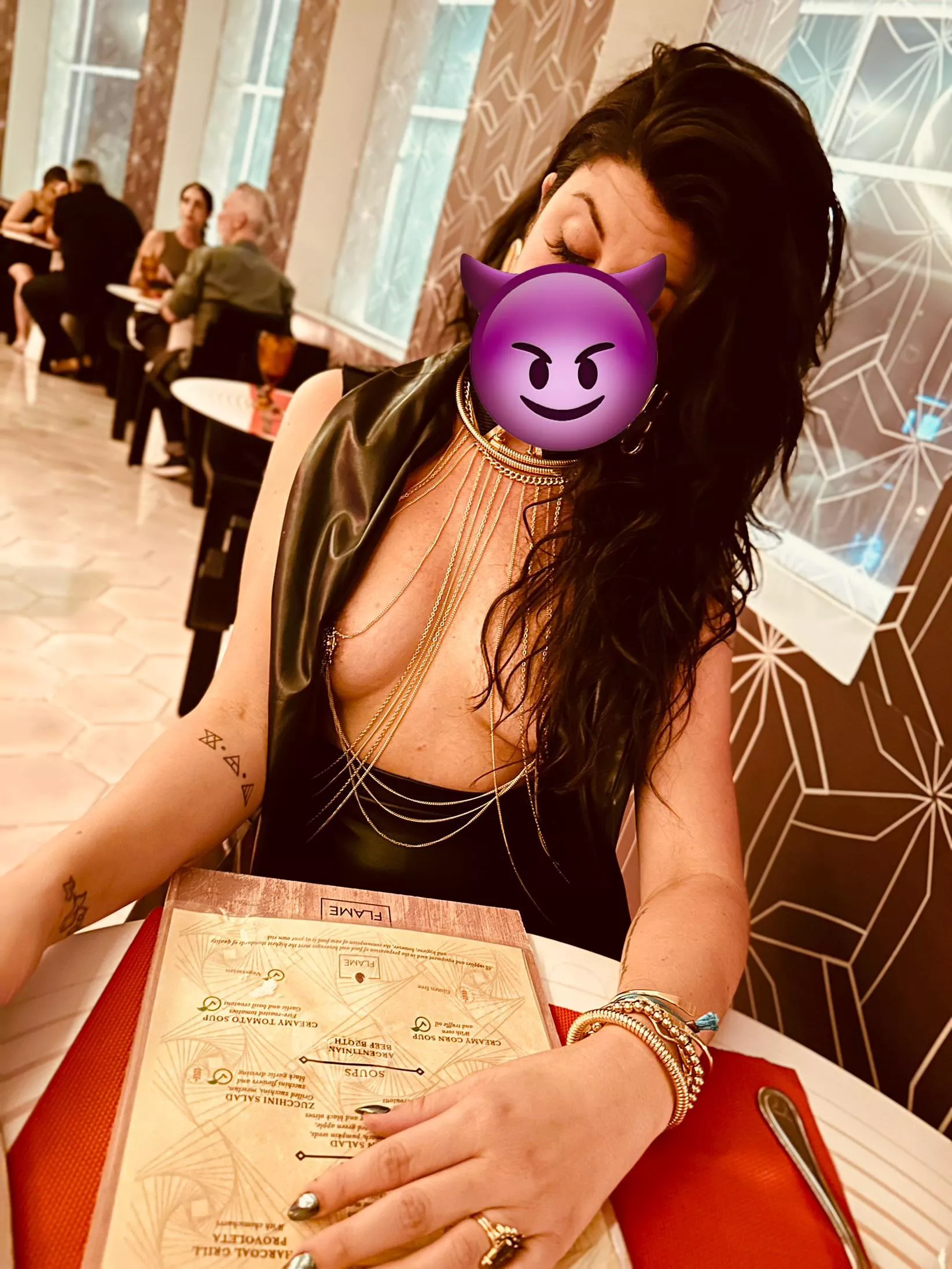 Dinner out, tits out! 😈💋