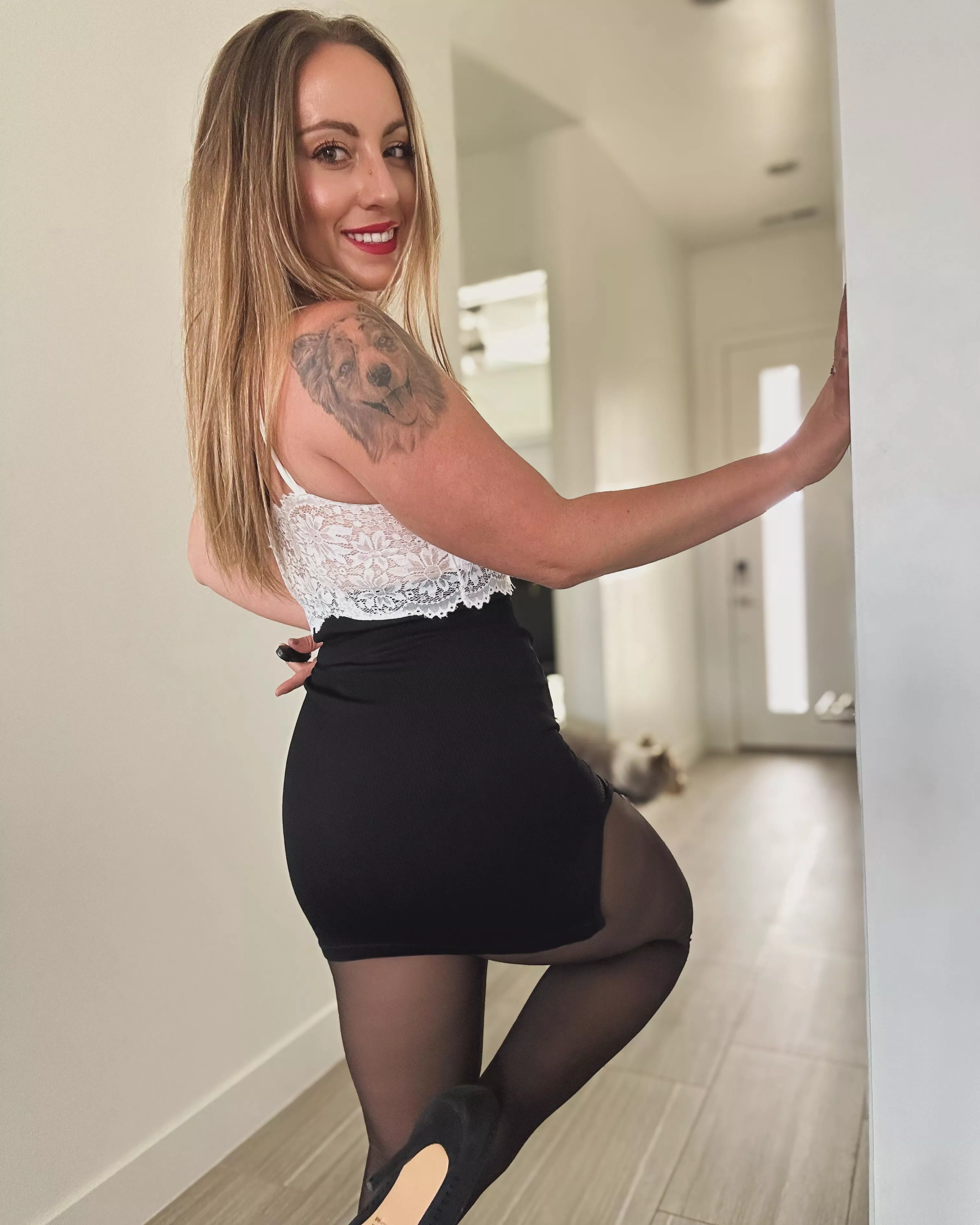 First post here - Happy Saturday 🖤 [f] 