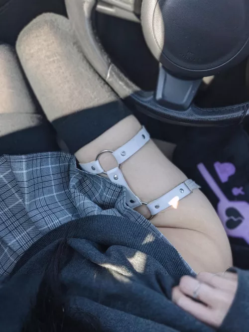 flashing some sexy hip cleavage~ 🖤