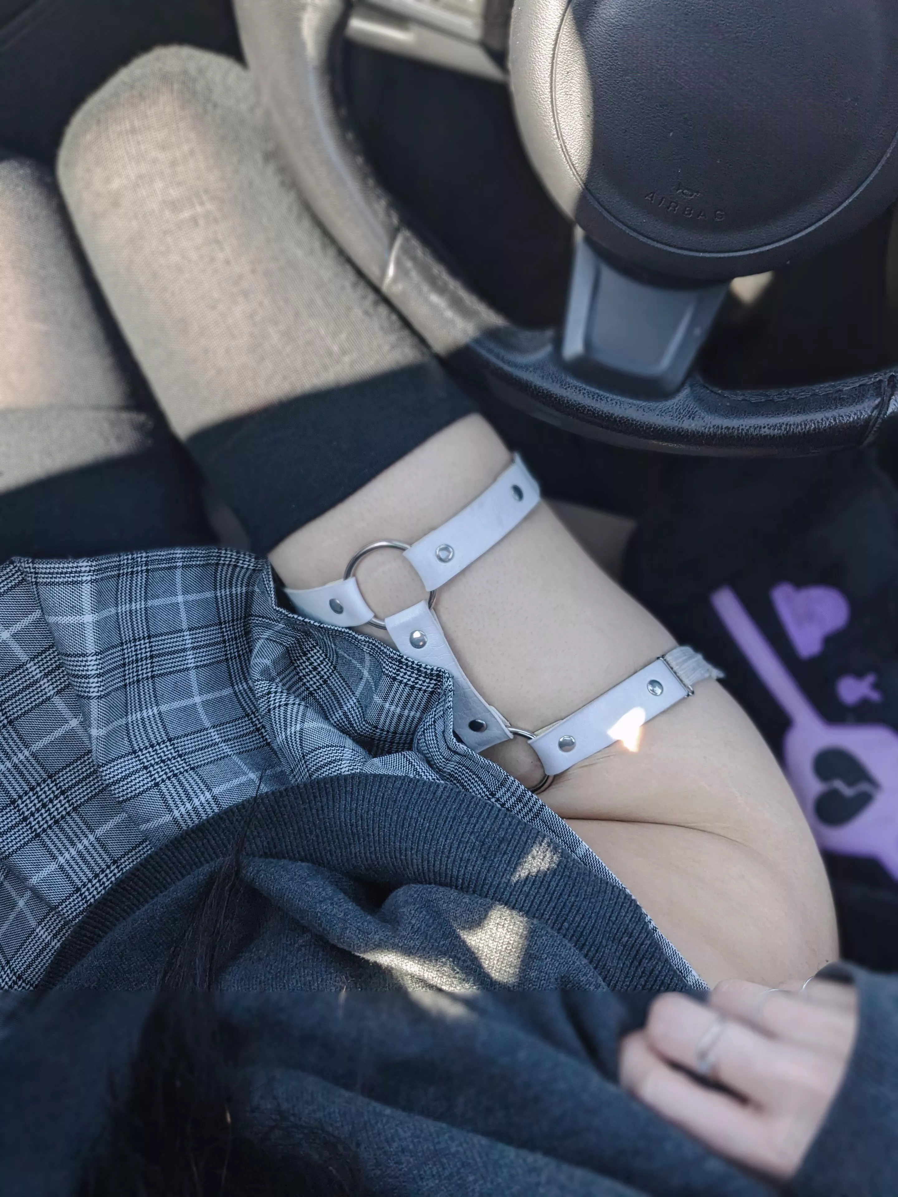 flashing some sexy hip cleavage~ 🖤