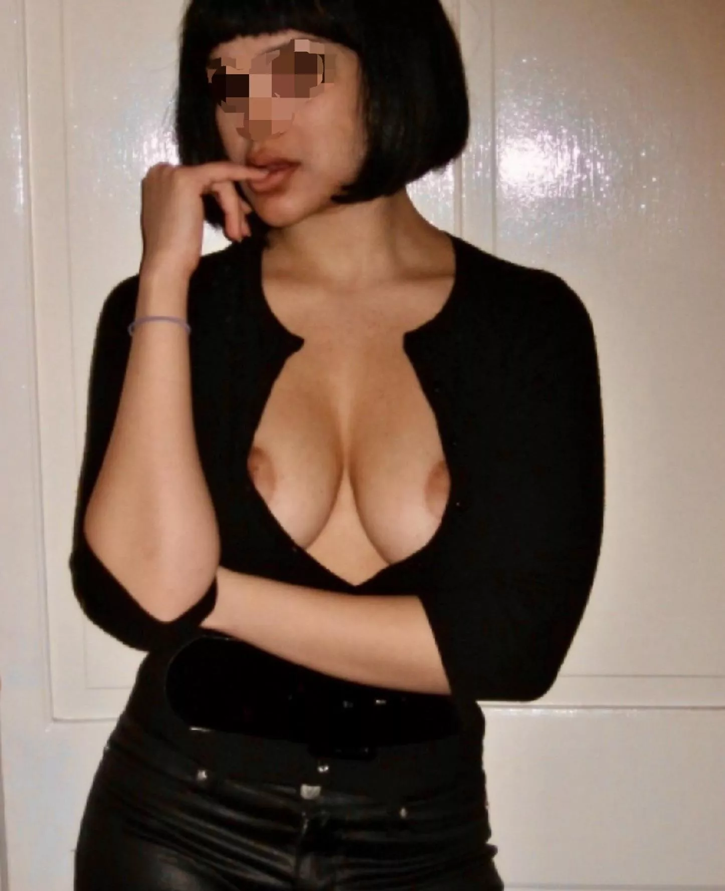 I feel like this outfit would look good with a nice pearl necklace 😏