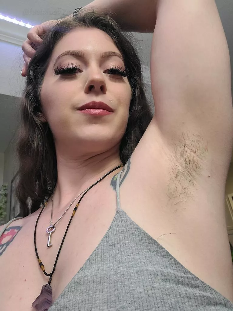 I haven't shaved or put on deodorant in days, wanna smell? 