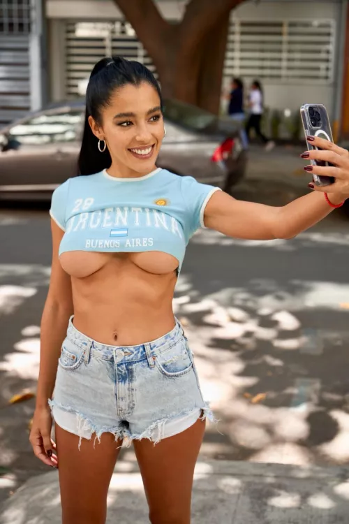 i love these cropped t's :)