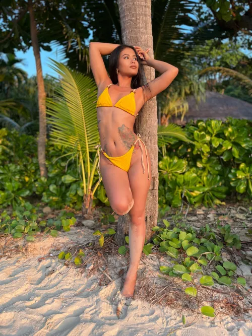 Just me in a yellow bikini 💛