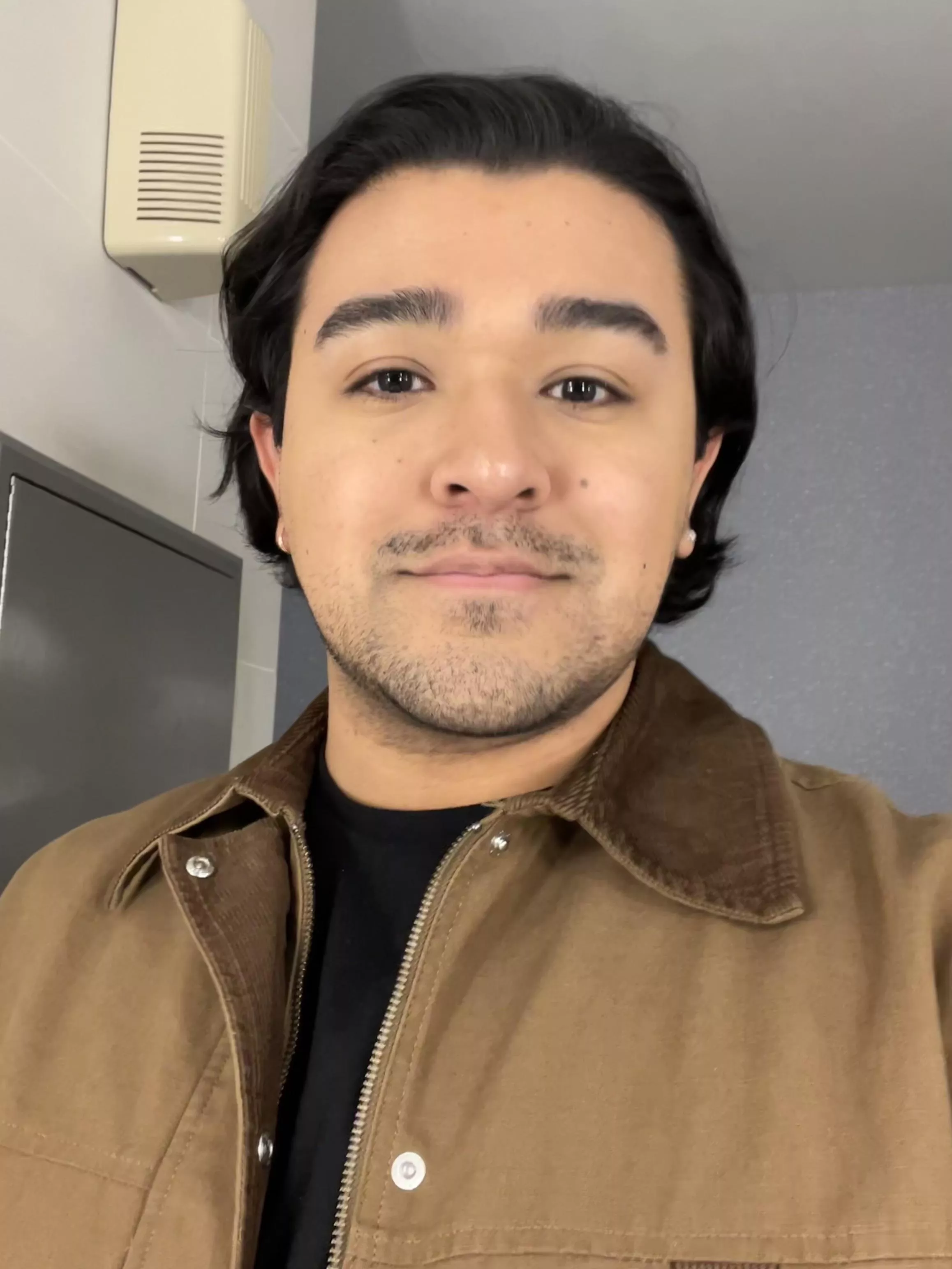 sneaking a selfie from work ✌🏽😬