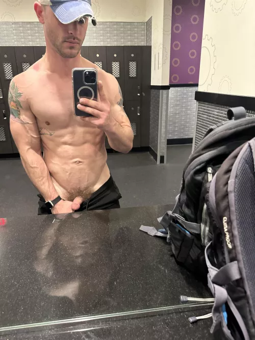 Wanna edge me in the locker room 