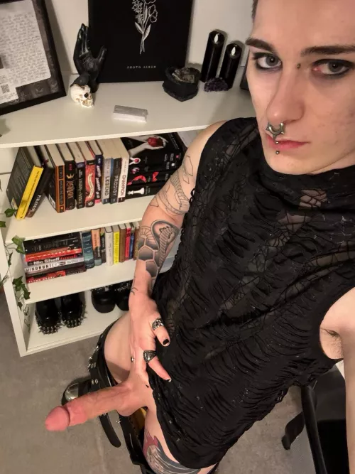 Anyone here into guyliner and big dicks?