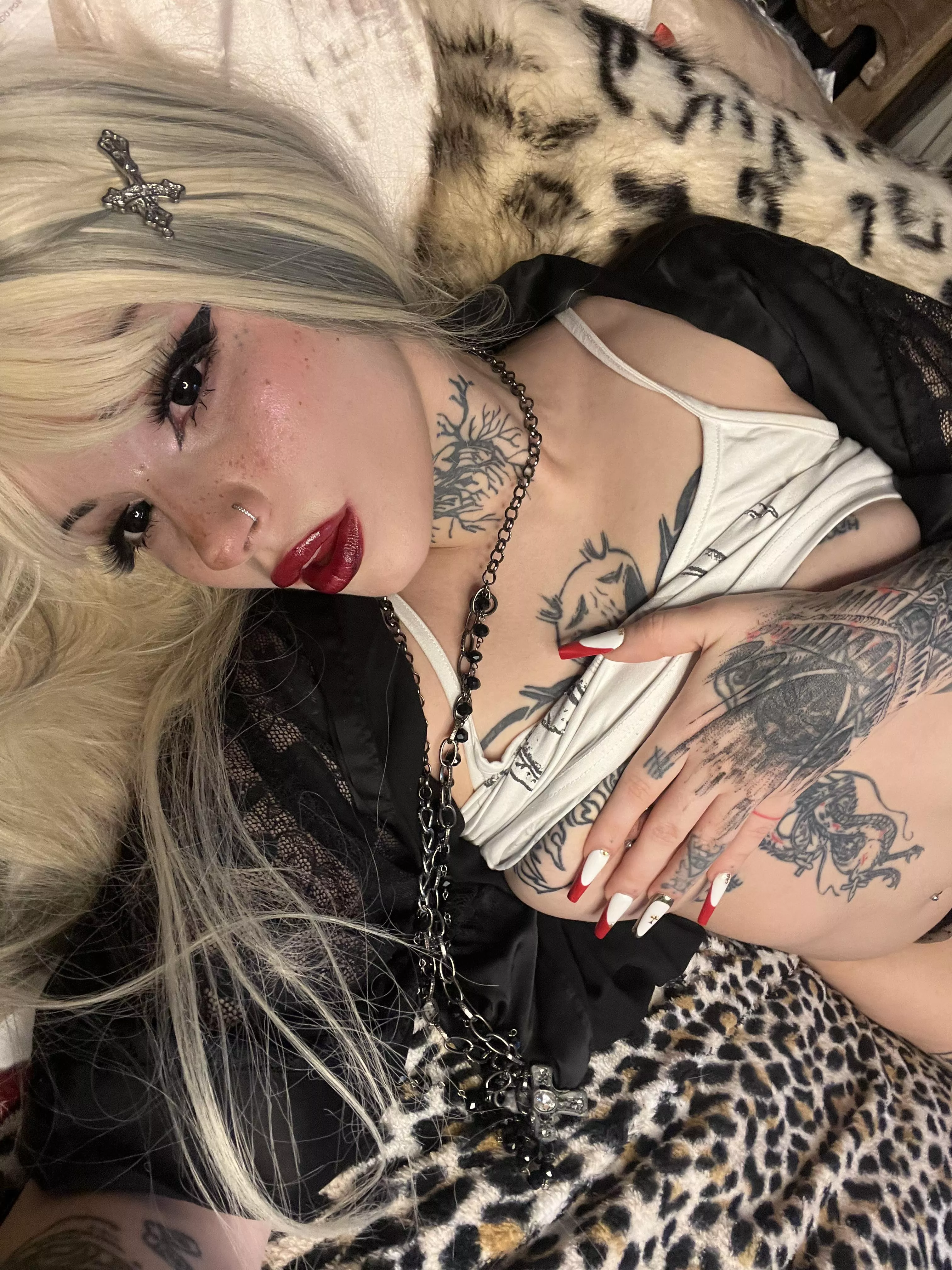 Could I convince you to cum in my ass or would you rather give me a facial? 