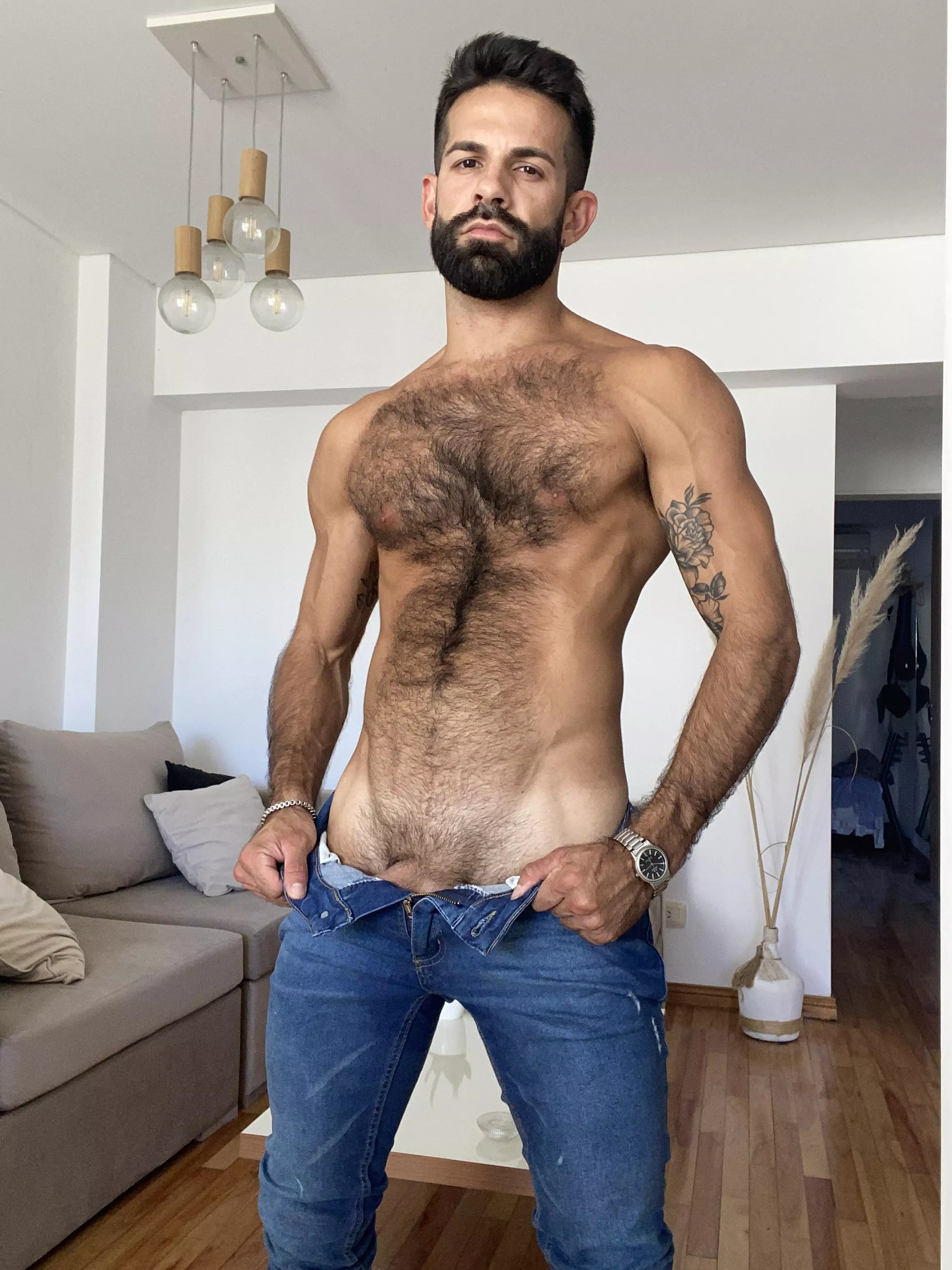 
Does hairless skin show muscle definition better? 