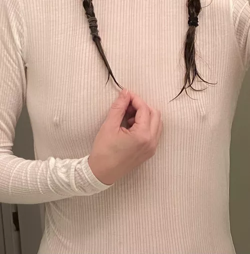 Does the hair draw more attention to the obvious