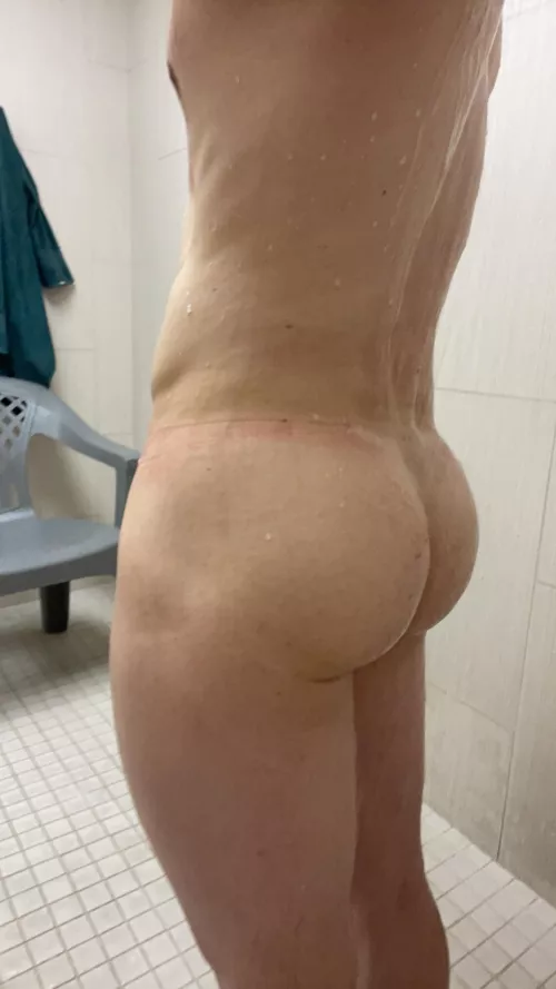Does this shower make me ass look fat?