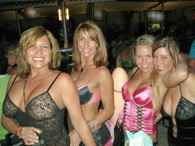 Four milfs having a fun night out on the town💯🔥