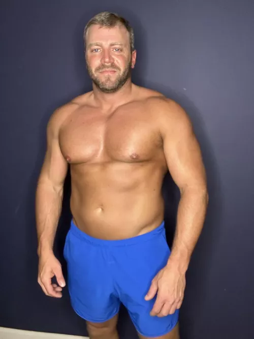 Heading to the gym! Anyone want to see post workout shower pic? [40]