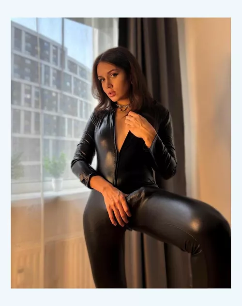 I hope the pizza delivery guy doesn't notice mg big beast 🤭