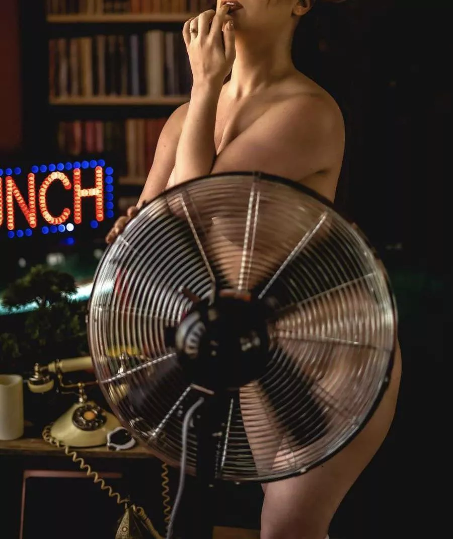 I’m a big fan of watching my husband play with other women while I watch them. Love being a cuckquean