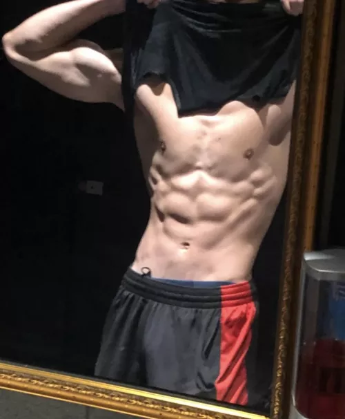 Looking to get my abs kissed by a cutie asap ;)