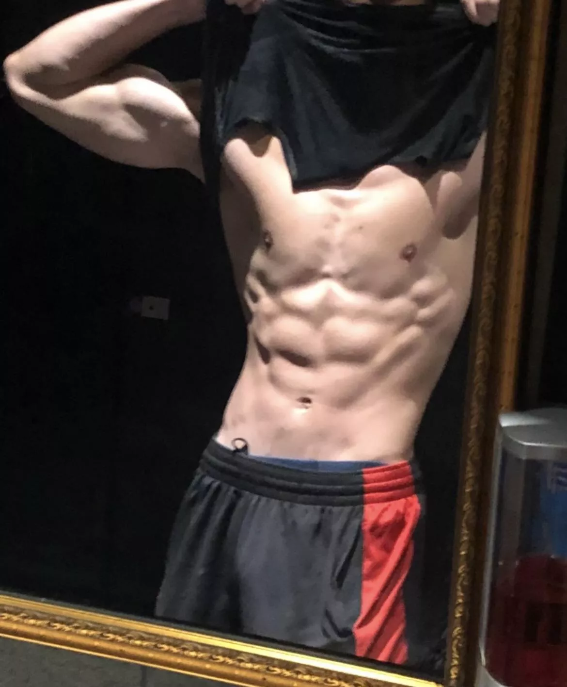 Looking to get my abs kissed by a cutie asap ;)
