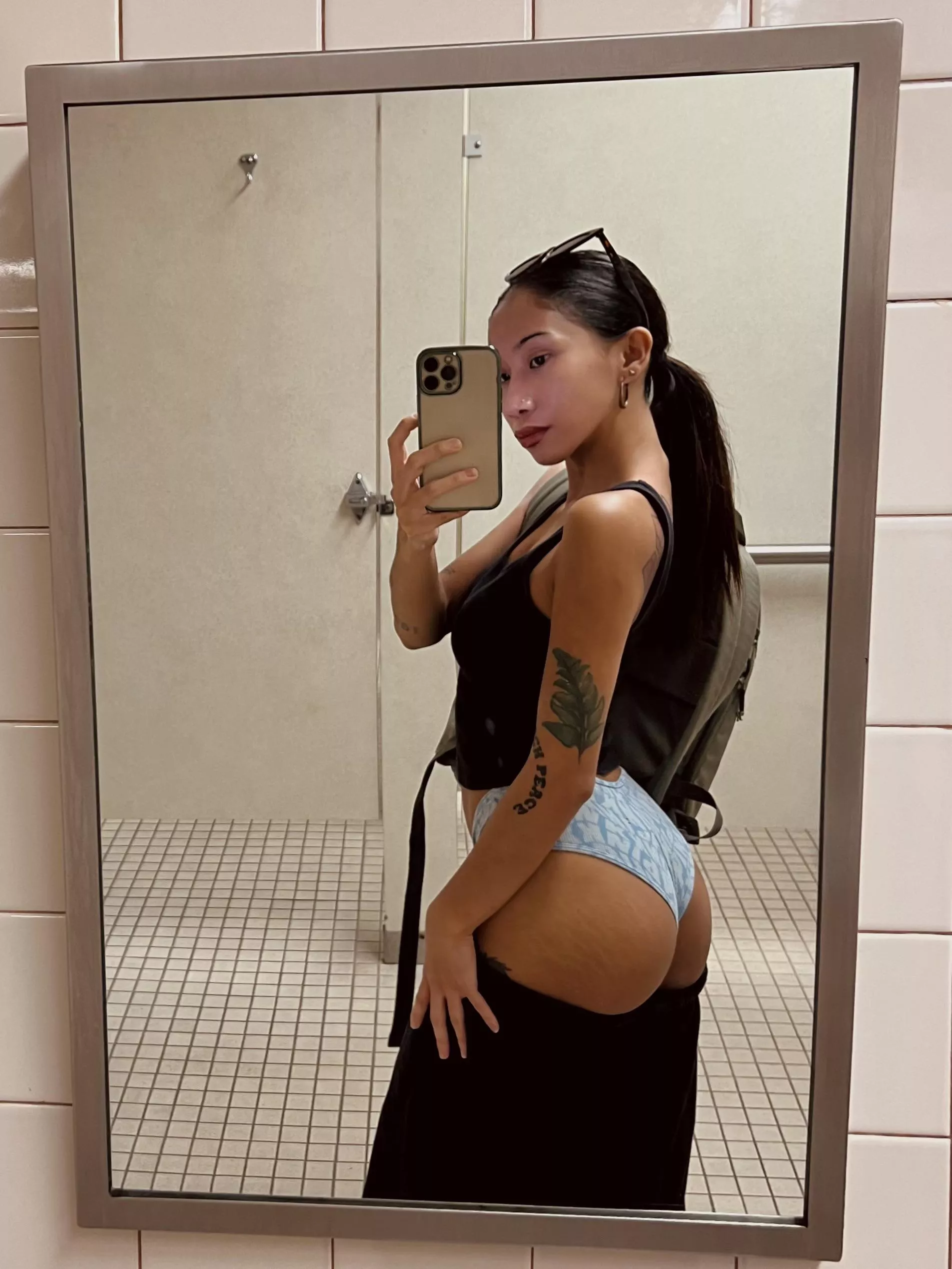 my boyfriend is so lucky he gets booty pics from me AT LEAST 5 times a day 