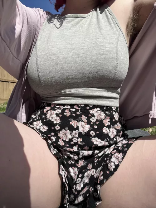 No outfit is complete without hairy armpits