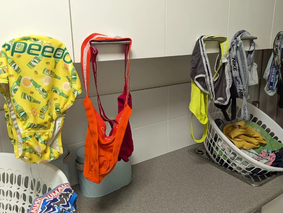 Raining outside so wifey hung my straps off the cupboards to dry 😂