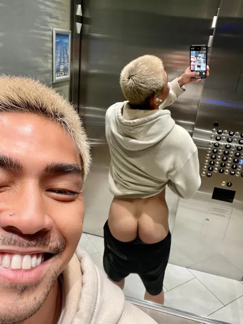 Spreading em cheeks in the elevator