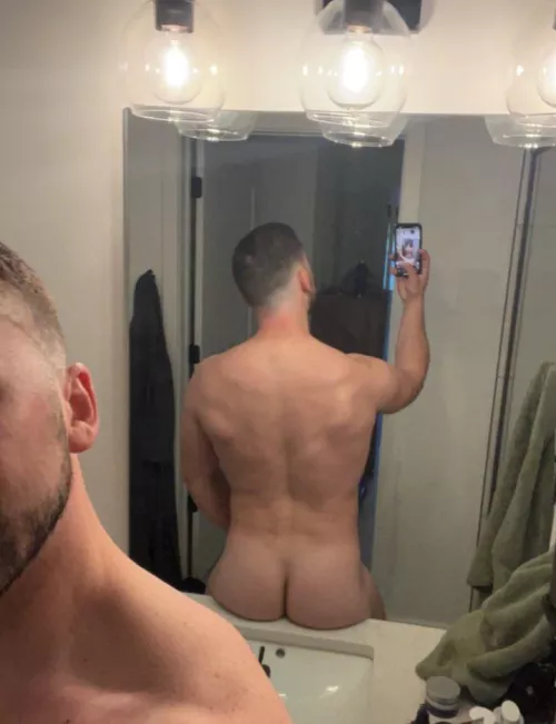 Squatted 335 today. Plz clap (my cheeks)