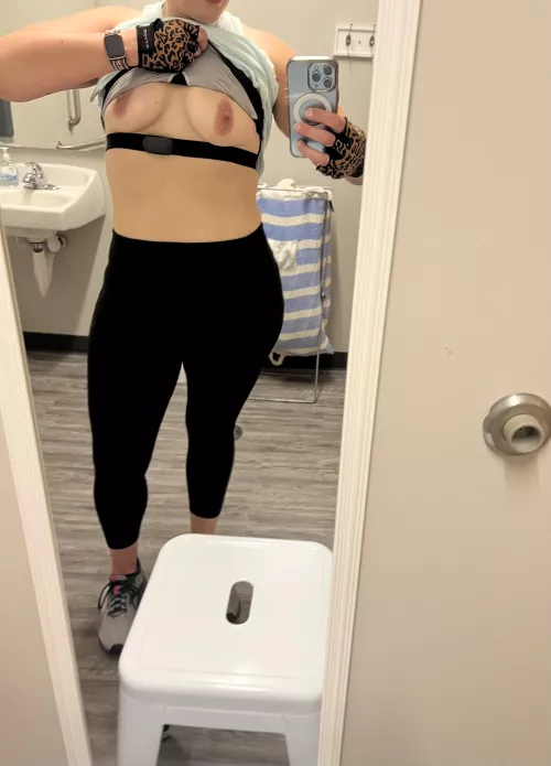 Starting my Monday off with chest day at the gym ;)