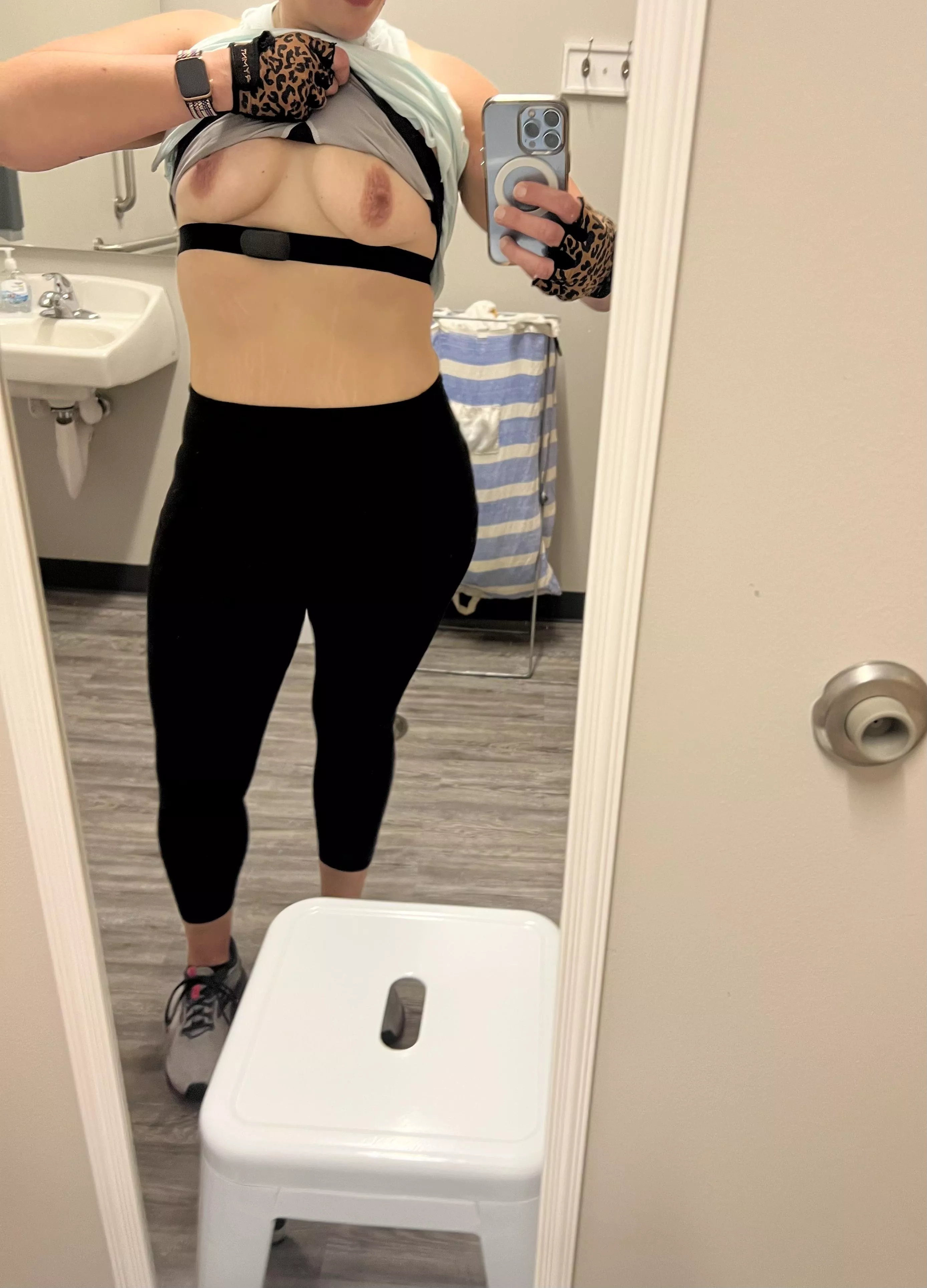 Starting my Monday off with chest day at the gym ;)