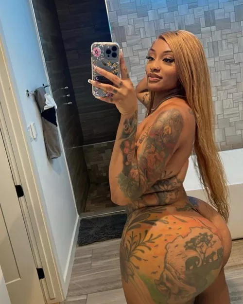 Thick and tatted 😛💦💦🍑🍑