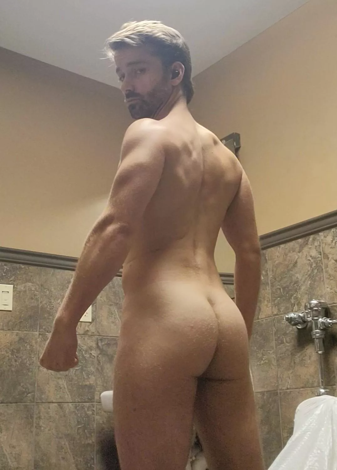 working on my fitn-ass 😊💪