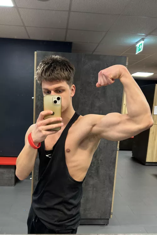 (19)Would you smell my post workout pit?